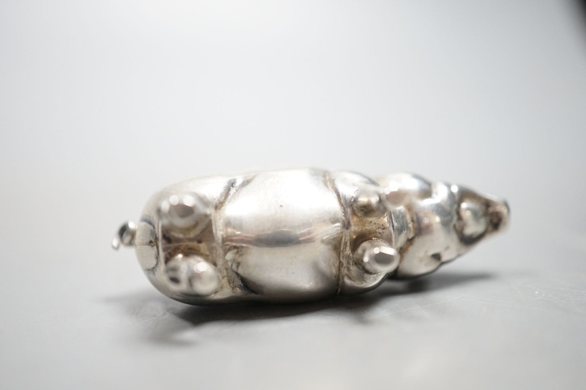 An Edwardian silver pig pin cushion, (lacking cushion), Adie & Lovekin Ltd, Birmingham, 1905, length 49mm.